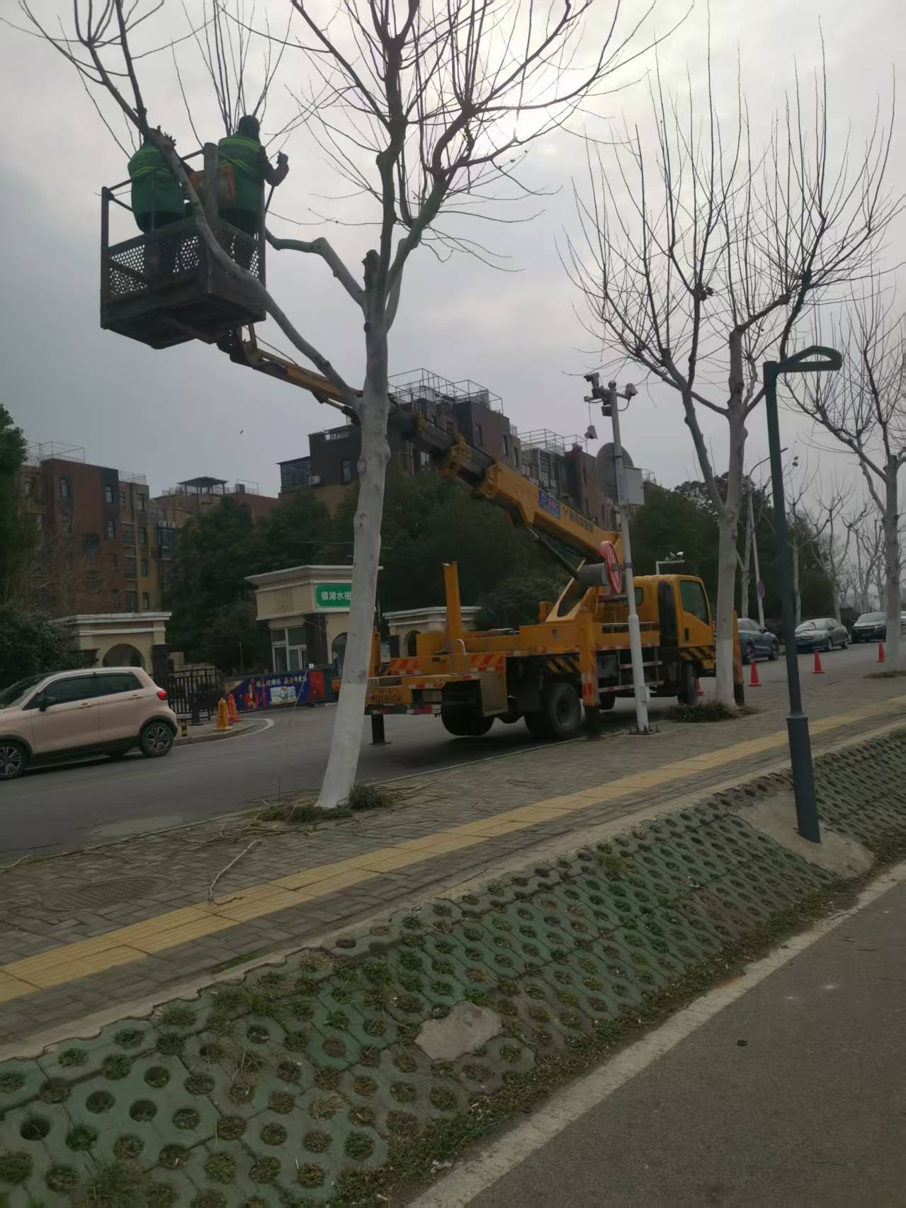 高空作业车修理路灯施工现场