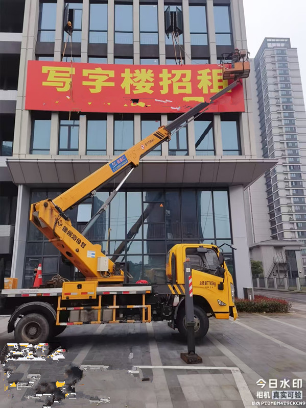 22米高空车安装写字楼广告牌施工现场