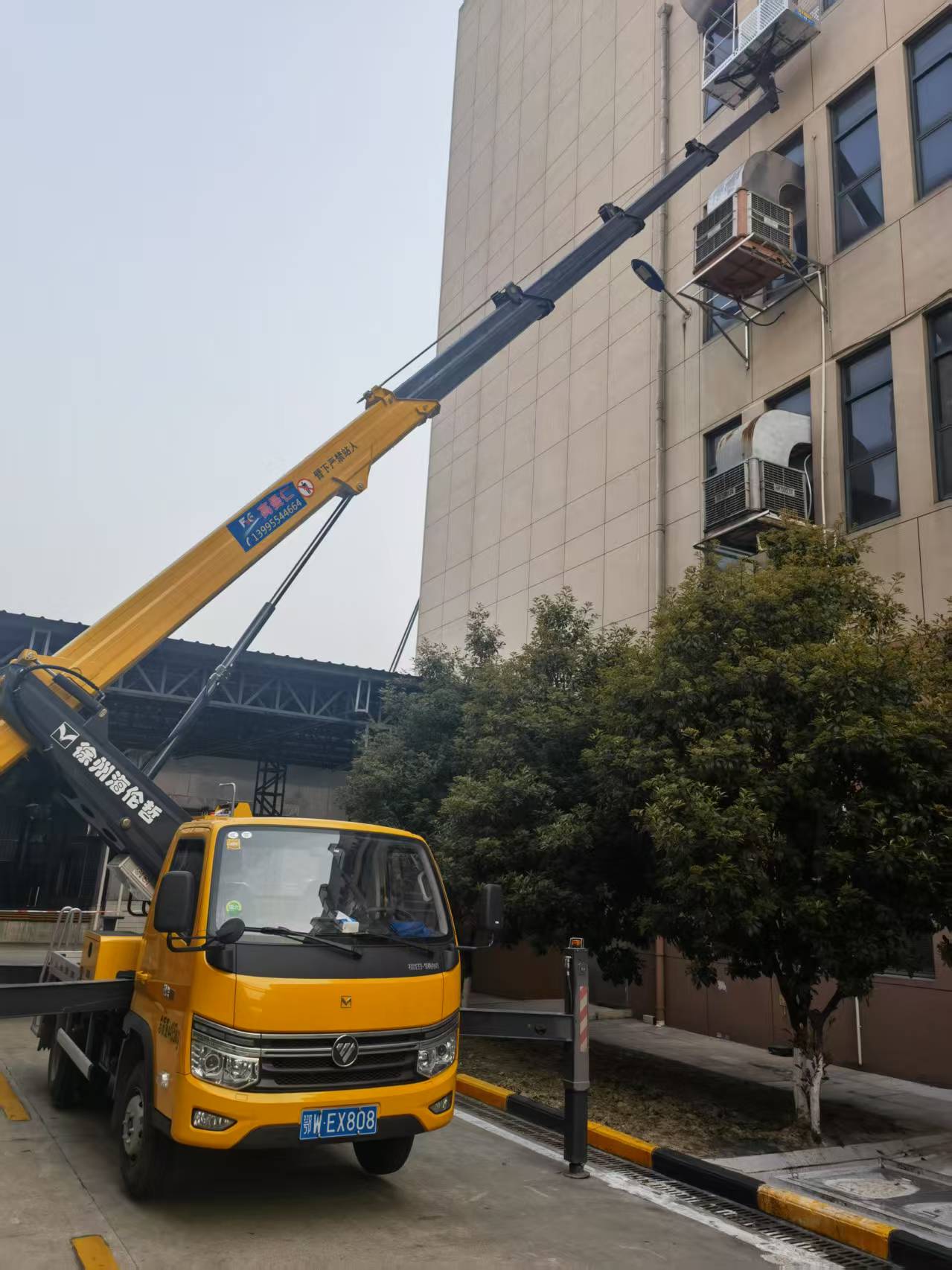 升降车粉刷外墙施工现场