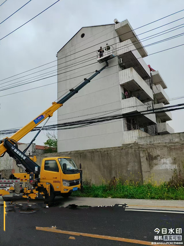 28米直臂式带吊篮登高车老旧小区改造施工现场