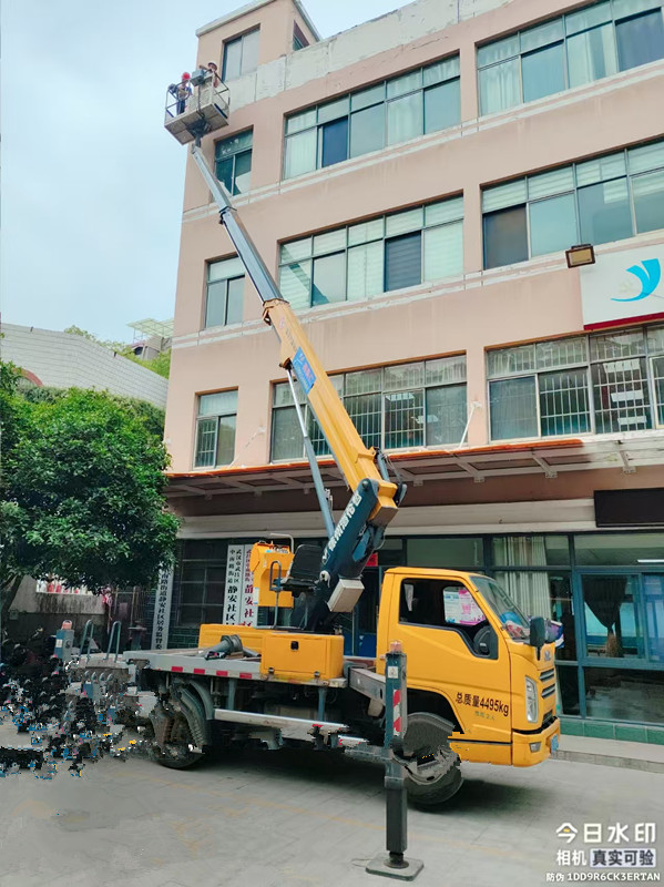 18米高空作业车外墙贴瓷砖施工现场