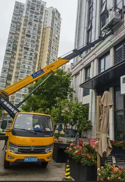 22米升降车商场安装玻璃窗户施工现场