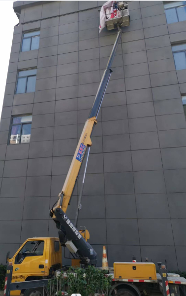 如何安全操作高空车